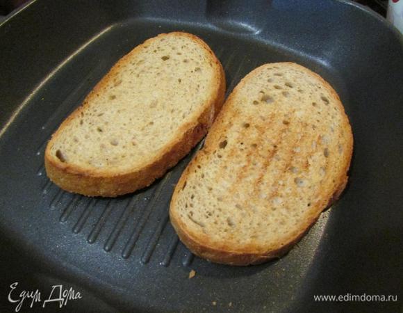Хлеб подсушить на сковороде-гриль или в тостере.
