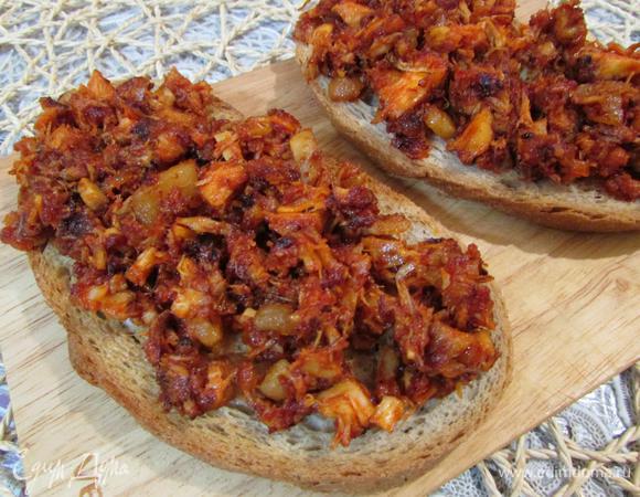 На хлеб выложить куриную зажарку.