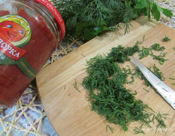 Веточки укропа помыть, обсушить, отделить зелень от стеблей и мелко нарубить.