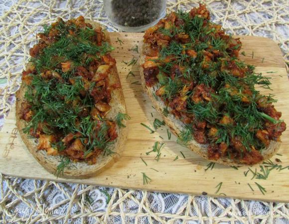 Бутерброды посыпать зеленью.