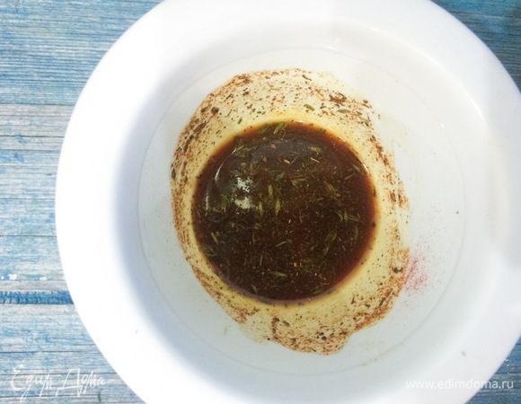 Влейте в сковороду коньяк и подожгите. Как только огонь погаснет, сразу снимите с огня и налейте его в ступку, добавьте мед и тщательно перемешайте.