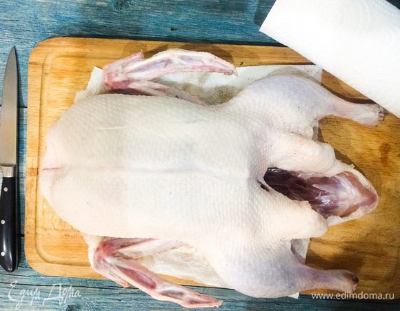 Из полости утки удалите излишки жира. Тщательно обсушите утку бумажным полотенцем, чтобы убрать излишки воды.