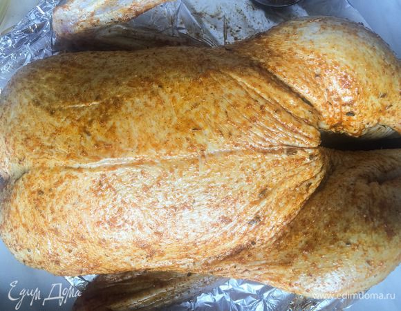 Хорошенько натрите утку маринадом, внутри и снаружи. Положите утку на противень, накройте пленкой и поставьте в холодильник на ночь (минимум на 4 часа).