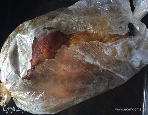 На следующий день разогрейте духовку до 180°С. Уложите утку в рукав для запекания, и запекайте 1 час 40 минут. Затем аккуратно разрежьте сверху пакет.