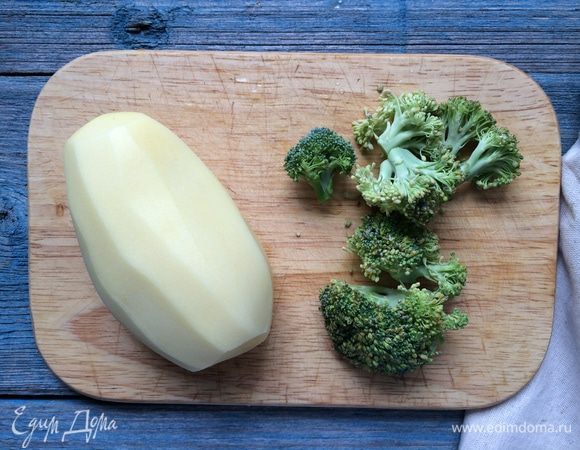 Картофель нарежьте и отварите в течение 15 минут, до готовности. Брокколи разделите на соцветия и добавьте к картофелю за 8 минут до готовности картофеля. Слейте воду и разомните пюре вместе со сливочным маслом, посолите и поперчите.