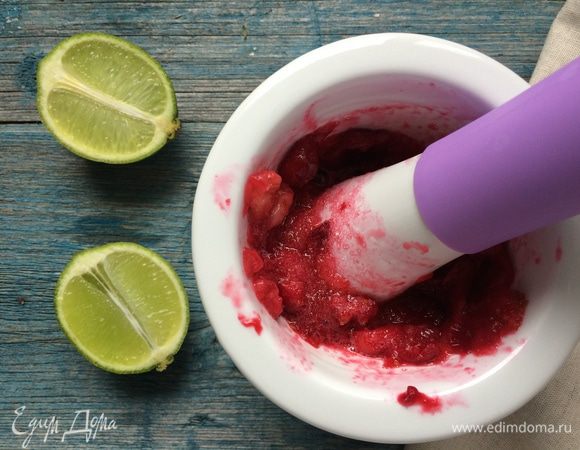 Готовим соус. Яблоко очистите от сердцевины и нарежьте на мелкие кубики. Поместите все ингредиенты в кастрюлю, добавьте 2 ст. л. воды и поставьте на средний огонь, доведите до кипения. Варите на медленном огне, пока клюква и яблоко не станут мягкими и не загустеют. Затем снимите с огня и дайте соусу остыть. Переложите в ступку и разомните.