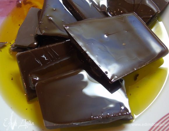 Шоколад поломайте на кусочки, влейте оливковое масло и масло грецкого ореха Biolio.