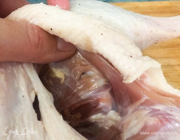 Затем острым ножом аккуратно внутри делаем небольшие надрезы, будьте аккуратны, чтобы не повредить кожу.