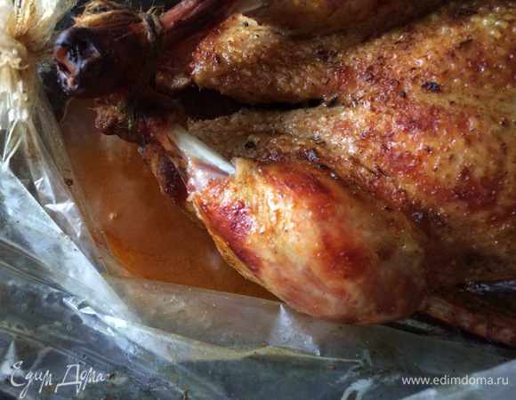 С помощью ложки перелейте почти весь вытопившийся жир в банку. Он всегда пригодится для приготовления подливы или соуса.