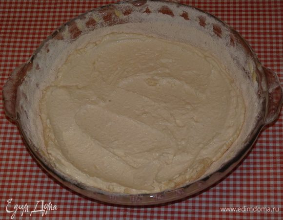 Творог взбить с яйцом, щепоткой соли и 3 ст. л. сахарной пудры и 1 ч. л. разрыхлителя. Выложить сверху сухой смеси.