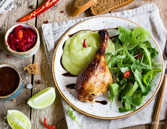 Затем разложите пюре по тарелкам, сверху выложите утку. Рядом выложите руколу, сбрызните ее оливковым маслом и соком лайма. Подавайте. Приятного аппетита.