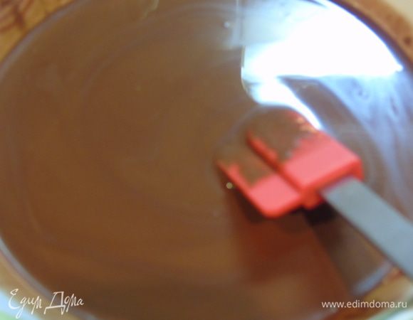 Растопите на водной бане или в микроволновке.