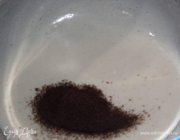 Яйца взбейте с сахаром, солью и ванильным сахаром, добавьте молотый кофе (1 ст. л. с горкой).