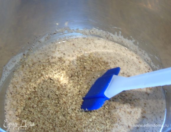 Орехи измельчить в блендере и добавьте к яйцам.