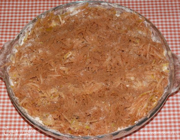 Яблоки натереть на терке и выложить сверху. У меня они кислые, поэтому я посыпала сверху сахаром (дополнительно, в ингредиентах его не учла. Если яблоки сладкие, то не нужно). Мы очень любим корицу, поэтому яблоки еще и корицей посыпала.