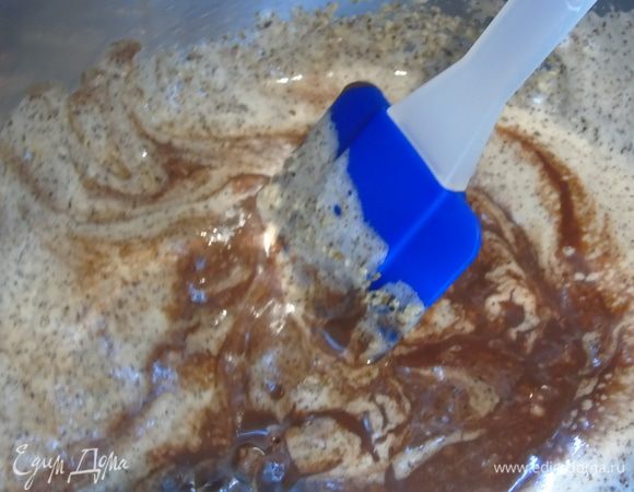 Затем постепенно, перемешивая введите шоколад с маслом, перемешайте.