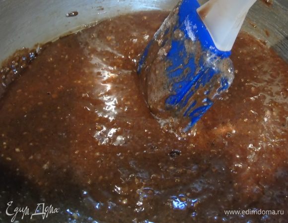 Всыпьте просеянную муку и хорошо перемешайте.