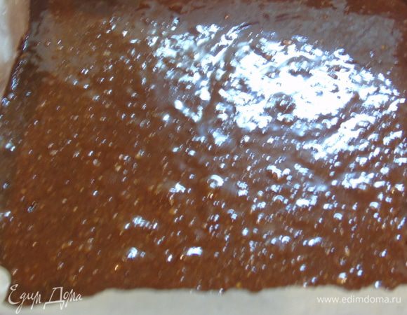 Форму 18х18 см застелите пергаментом и вылейте тесто.