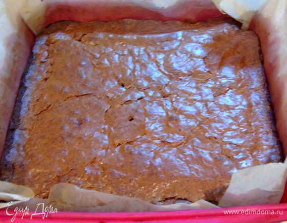 Выпекайте в разогретой до 180°С духовке 25 — 30 минут.  Дайте пирогу немного остыть в форме, затем аккуратно переложите на блюдо, разрежьте и подавайте.