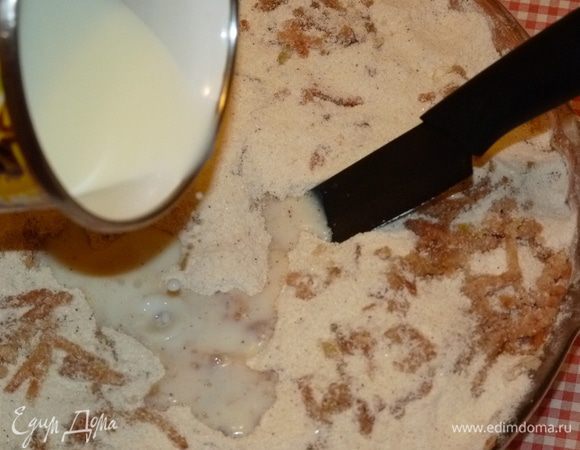 Сверху кладем последний стакан сухой смеси. Сливки (можно заменить молоком) подогреть и влить на пирог, помогая ножом им проникнуть внутрь.