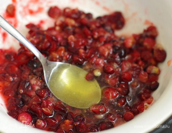 Помять клюкву и добавить 3 столовые ложки меда.