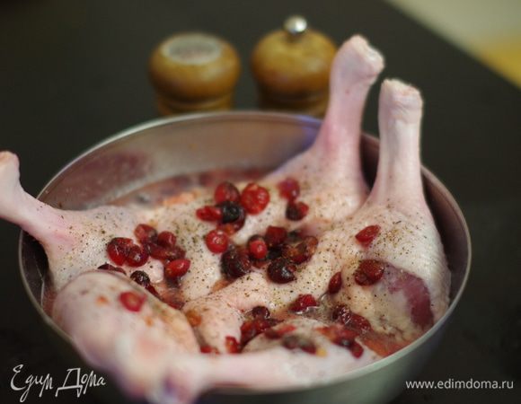 Утиные ножки посолить, поперчить по вкусу и добавить клюквенно-медовый соус, дать настояться 30 минут.