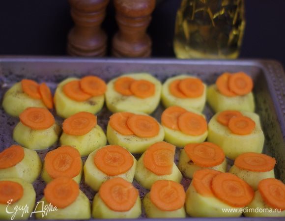 Подготовить морковь: почистить, нарезать тонкими ломтиками, положить красиво на картошку.