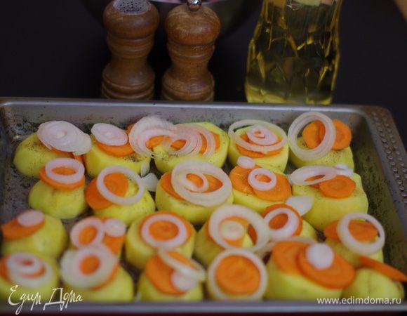 Подготовить лук: очистить, нарезать тонкими ломтиками и положить сверху.