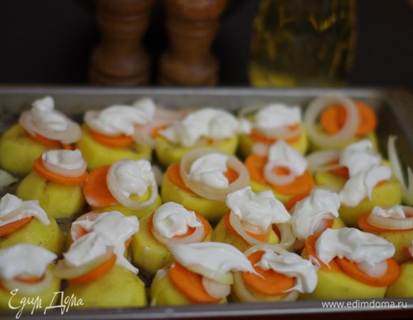 Сверху аккуратно выложить сметану.