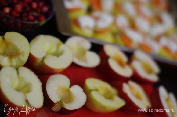 Подготовить яблоки: помыть, разрезать на две половинки, вынуть сердцевину.
