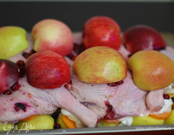 На утку выкладываем яблоки.