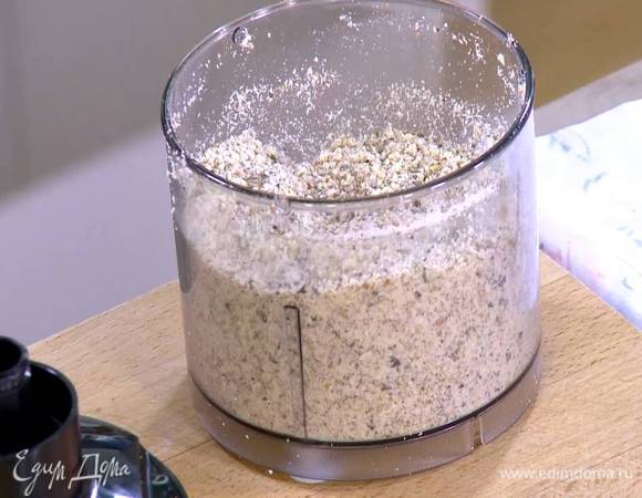 Миндаль измельчить в блендере в муку, затем добавить семена подсолнечника и тыквы, измельчить все еще раз на пульсирующем режиме.