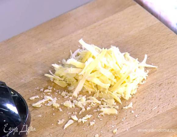 Сыр натереть на крупной терке.