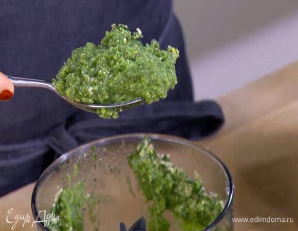 Приготовить соус песто: в чаше блендера соединить кедровые орехи, натертый сыр, чеснок, листья базилика и петрушки, влить оливковое масло и взбить все в однородную массу.