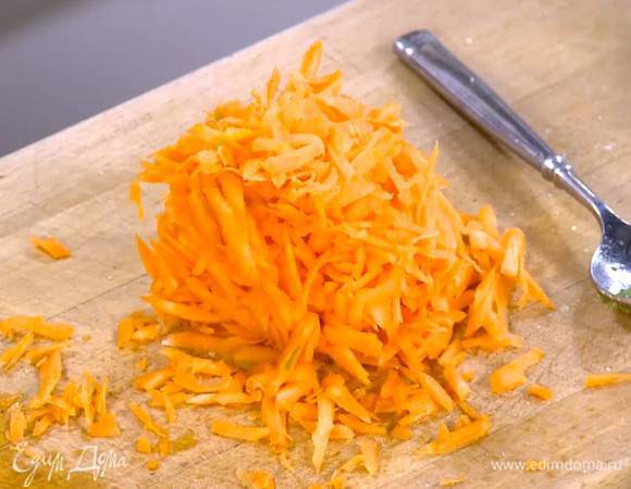 Морковь почистить и натереть на крупной терке.