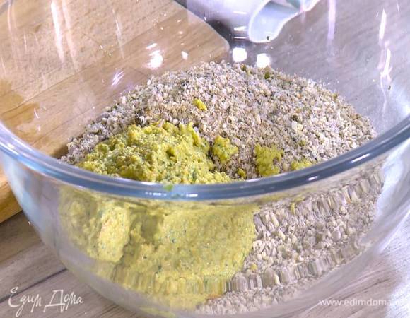 К измельченным семечкам с миндалем добавить песто с морковью и все перемешать.