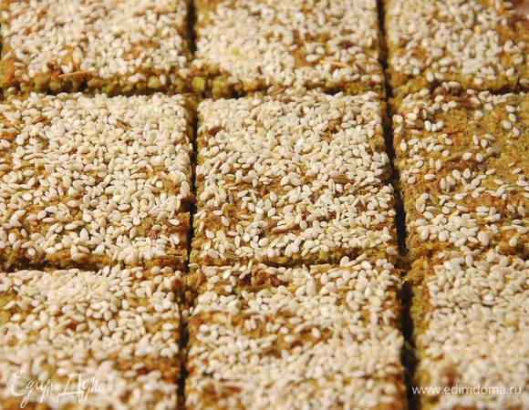 Готовый пласт разрезать на галеты по намеченным линиям.