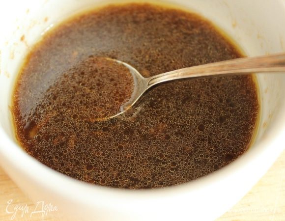 Снять с лайма цедру, отжать сок, пропустить через пресс чеснок. Соединить все ингредиенты для заправки, добавить кунжутное масло Biolio и хорошо перемешать до однородности.