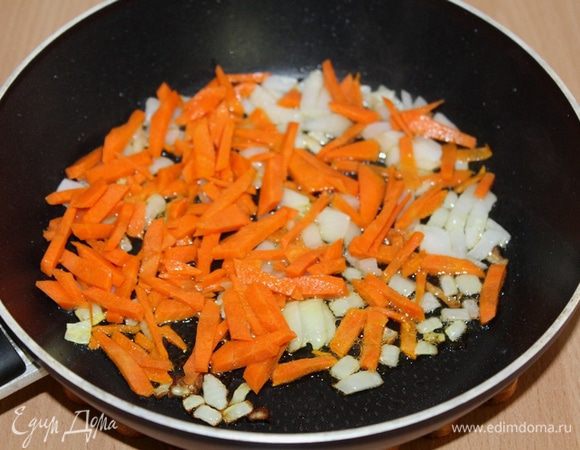 Морковь и лук мелко нарезать и обжарить на растительном масле. 