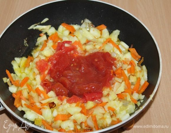 Добавить мелко нарезанную мякоть кабачков, помидоры в собственном соку «Помидорка», потушить до испарения лишней жидкости.