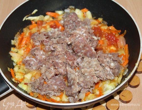Добавляем фарш, обжариваем  3 — 4 минуты.