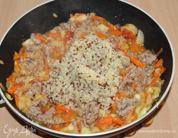 Теперь добавляем отваренную заранее крупу. Перемешать, посолить, поперчить по вкусу.