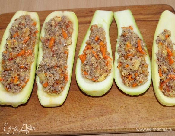 Наполнить «лодочки» смесью овощей, фарша и крупы.