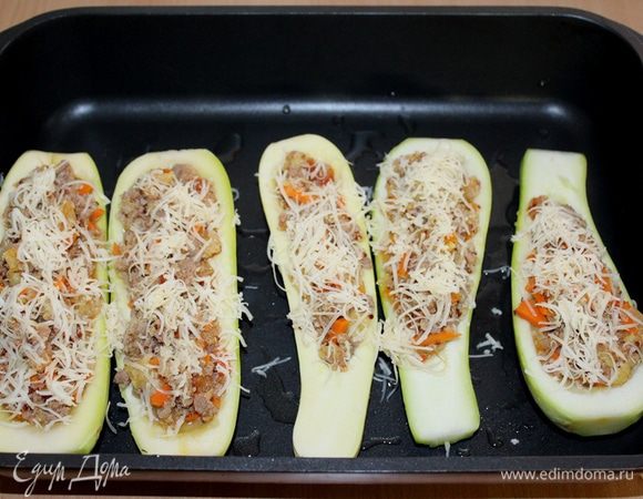 Посыпать сыром.