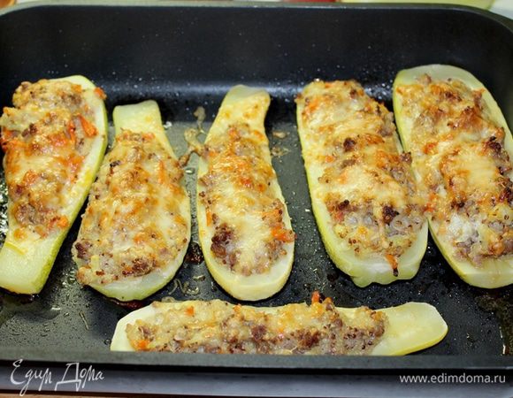 Запечь кабачки при 180°С 30 — 40 минут.