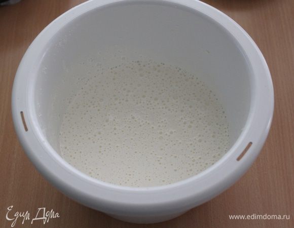 Яйца взбить с коньяком и сахаром до пышной пены.