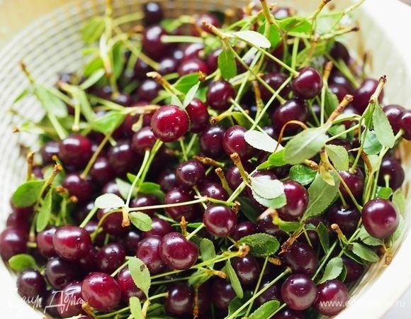 Собрать вишню, обрывая ее аккуратно, вместе с черешками и листиками. Помыть, дать стечь воде. Косточки и черешки с листочками из ягод не убирать! В посуду для варки варенья (у меня кастрюля из нержавейки) налить воду и, всыпав сахар, сварить сахарный сироп. Количество сахара можно уменьшать или увеличивать в зависимости от сладости вишни (моя была достаточно кислая). 