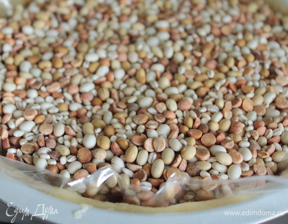 Тесто раскатать, выложить в форму, сформировать бортики. Наколоть тесто вилкой и поставить в холодильник на 20 мин. Выпекать основу при 180°С  с грузом 10 мин. и 5 — 7 мин. без груза.