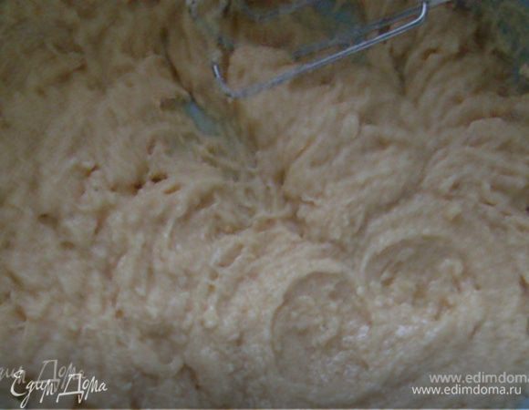 Для франжипана взбить масло с сахаром добела, добавить яйцо и желток, ваниль, еще раз взбить. Добавить оба вида муки и хорошенько перемешать. Выложить франжипан на готовую основу.