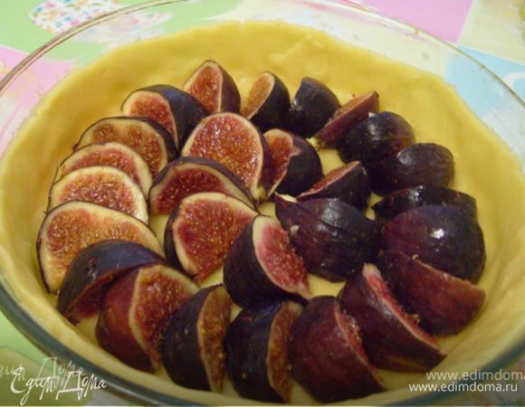 Инжир разрезать пополам, обмакнуть срезом в сахар и выложить на миндальный крем срезом вверх. (Фото не совсем соответствует описанию. Просто готовила два раза: один раз инжир был на основе и под франжипаном, другой — инжир сверху. Второй вариант понравился больше).
Выпекать тарт 40 мин. при 180°С .